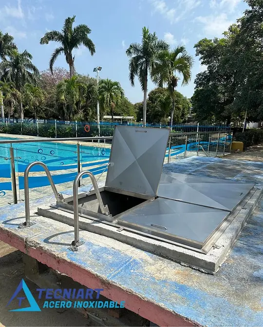 Instalación de cubrimiento de acceso a cuarto de bombas en acero inoxidable