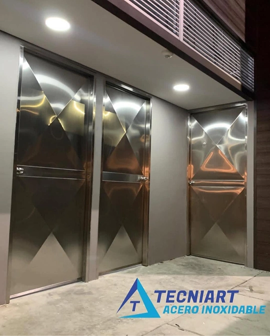 Instalación de puertas principales en acero inoxidable
