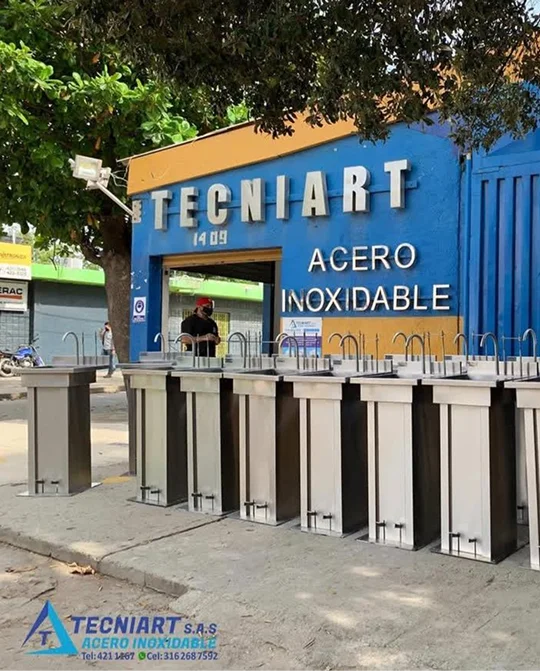 Despacho de lavamanos en acero inoxidable con pedal