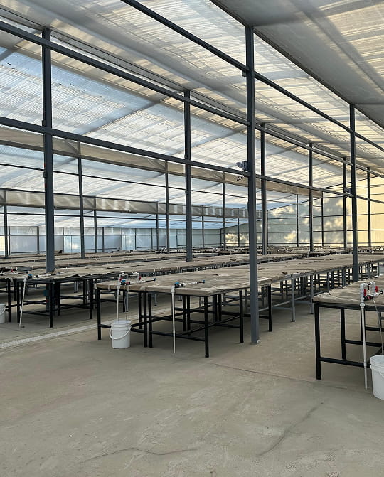 Entrega de tercer lote de mesas metálicas