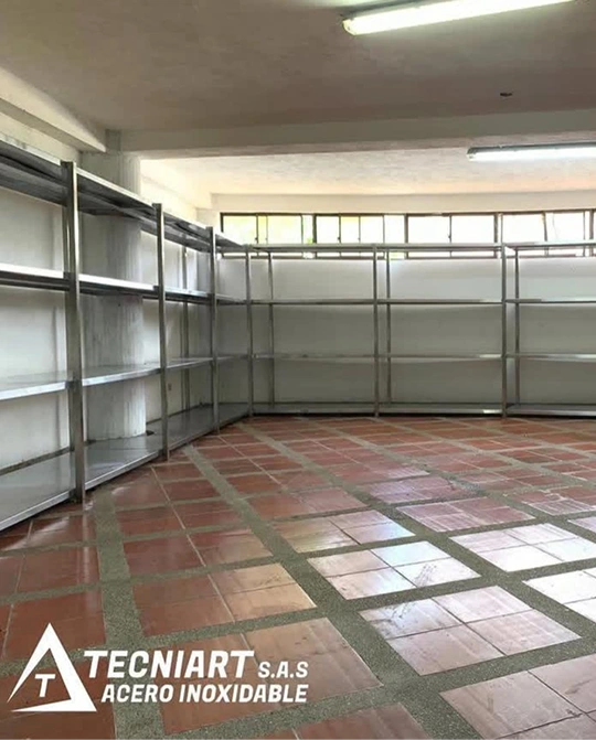 Instalación de estantería en acero inoxidable para lavandería